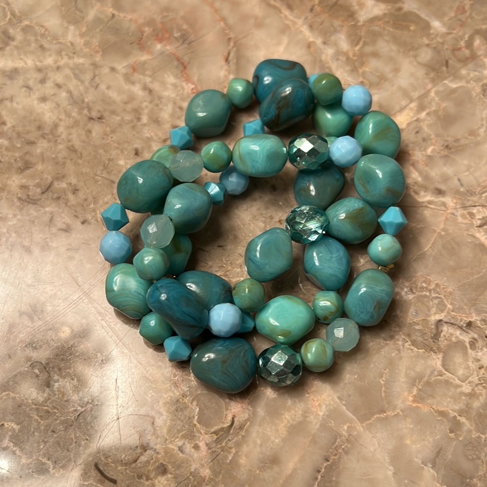 White House, Black market set of three stretchy bracelet